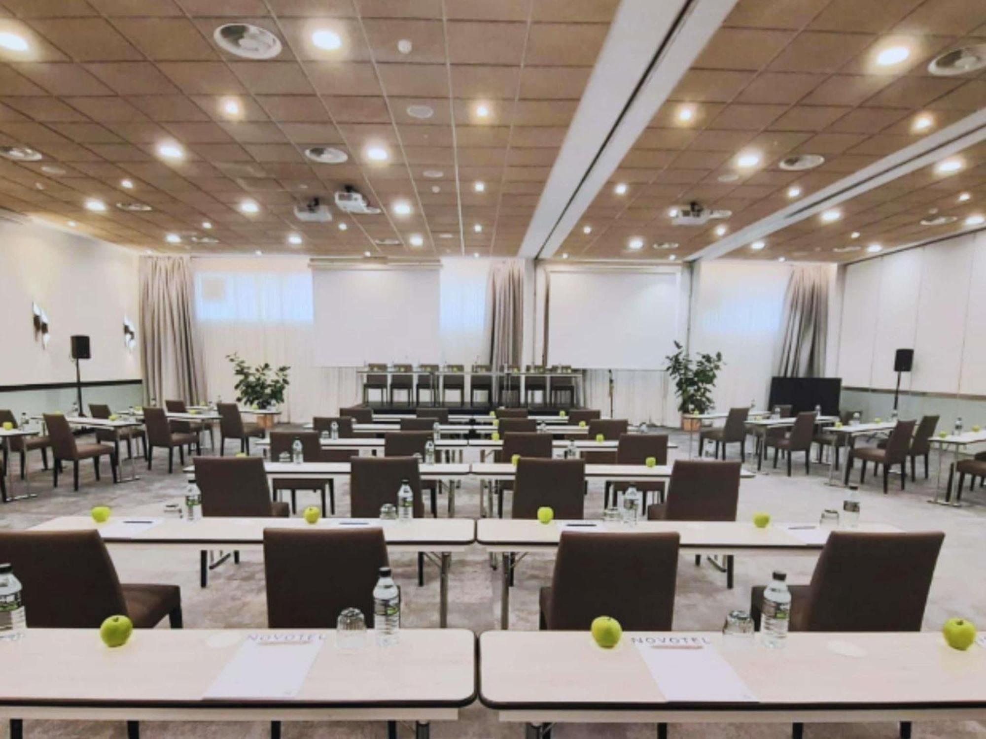 Pullman Airport & Feria Hotel 4*